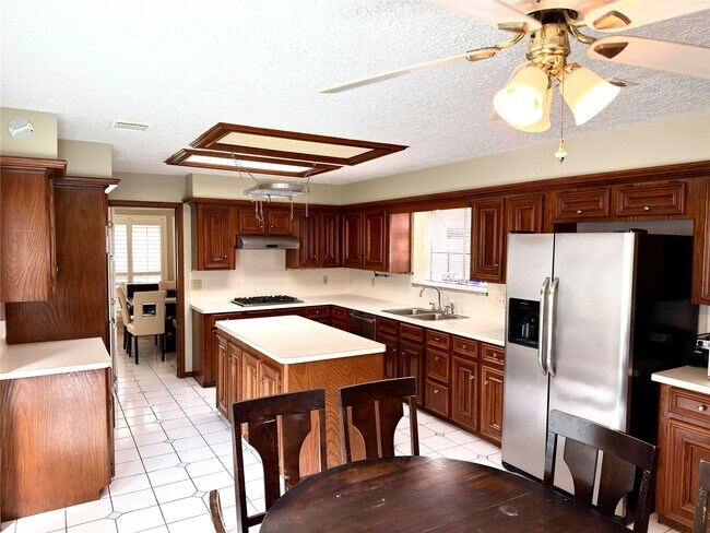 Foto del edificio - 14834 Charlmont Dr