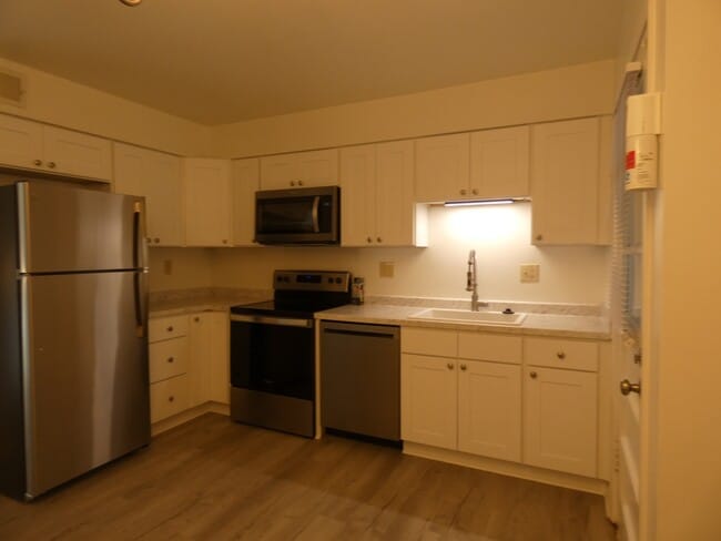 Building Photo - 5901 Creek View Dr