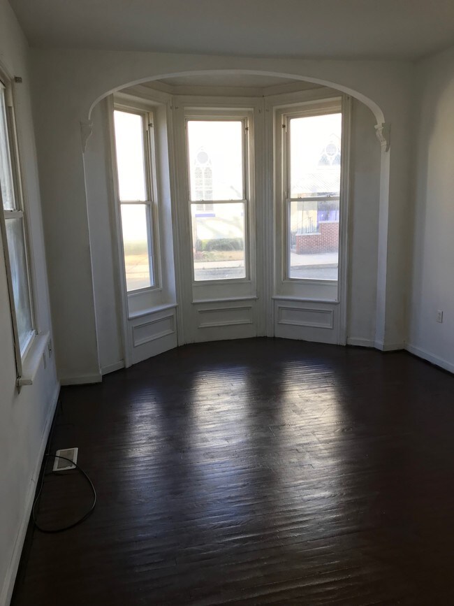 Master bedroom - 400 W McNeal St