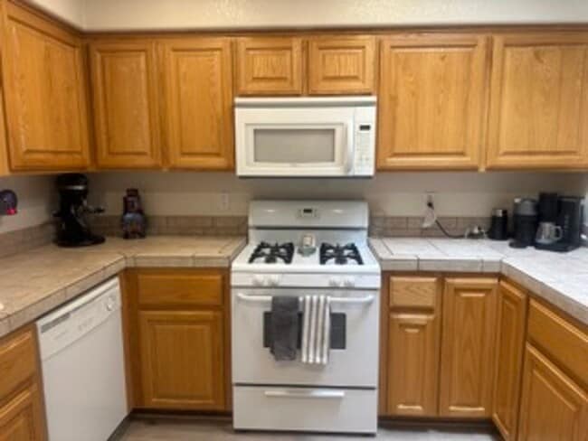 Building Photo - Perfectly Placed & Full of Space – 3 Bed i...