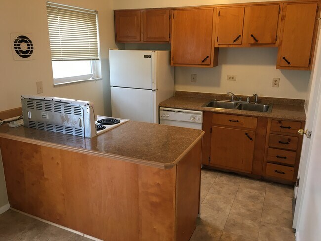 Building Photo - 8428 Cottonwood Dr