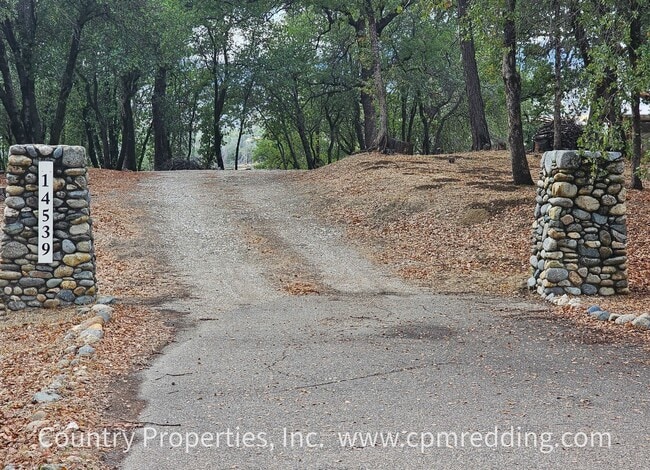 Foto del edificio - Back On Market! Amazing Short-Term Housing Opportunity in a Custom 4-Bedroom House!