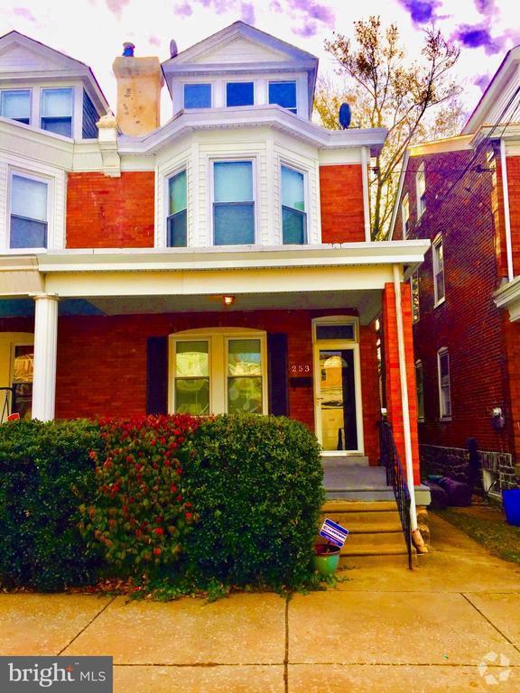 Building Photo - 253 Roxborough Ave