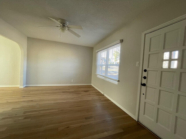 Foto del edificio - 2405 N Kansas St