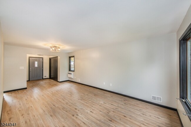 Building Photo - 42 Hillcrest Dr