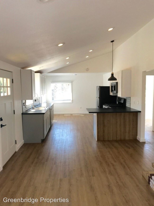 Building Photo - 3 br, 1 bath House - 6446 NE 42nd Ave
