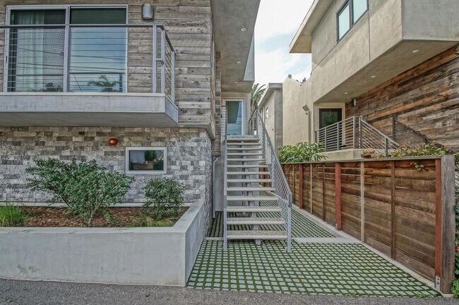 Foto del edificio - NEWER, LUXURIOUS & MODERN, 2920 SQ FT HOME W/ HIGH END DETAILS, AMAZING DECK/BALCONY SPACE, 2-CAR...