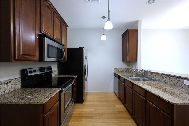 Building Photo - 13420 Lyndhurst St