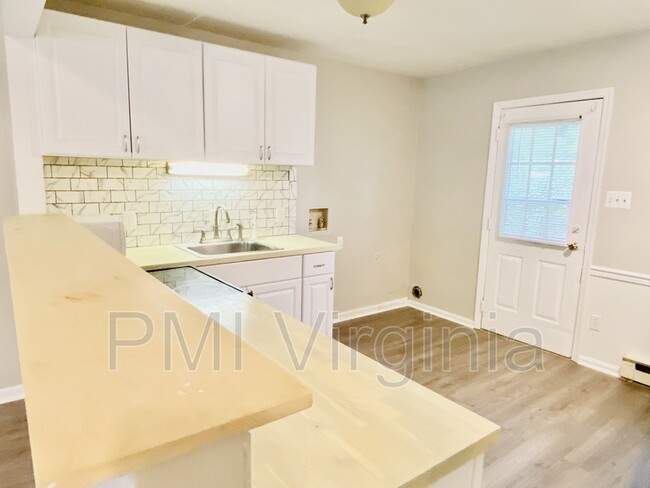 Building Photo - 6340 Picadilly Square