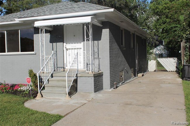 Building Photo - 15760 Greenfield Rd
