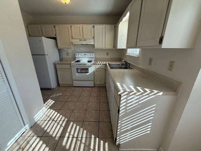 Building Photo - Beautiful 3 bedroom, 2.5 bath House