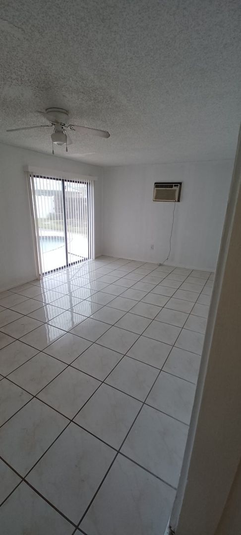 Building Photo - 7709