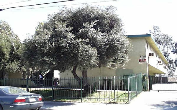 Foto del edificio - 7424 Radford Ave