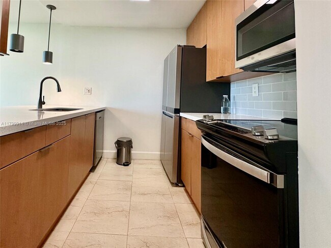 Building Photo - 1550 Brickell Ave