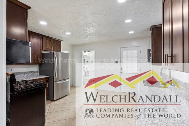 Building Photo - 825 27th St