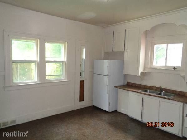 Building Photo - 4 br, 1 bath House - 121 Scrantom St