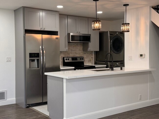 Building Photo - 5532 Spinnaker Dr