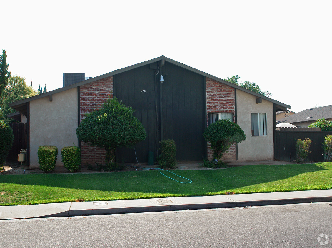 Building Photo - Brooks Villa Apartments