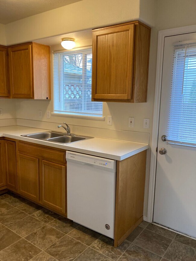 Foto del edificio - Two Bedroom Duplex in South Salem, Landscaping Included!