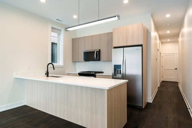 Building Photo - 408 E 50th Pl