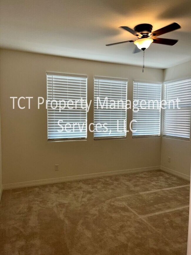 Foto del edificio - Beautiful Brand New Home In Gilbert Lake Community!