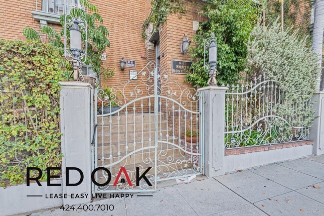 Building Photo - 649 N Rossmore Ave