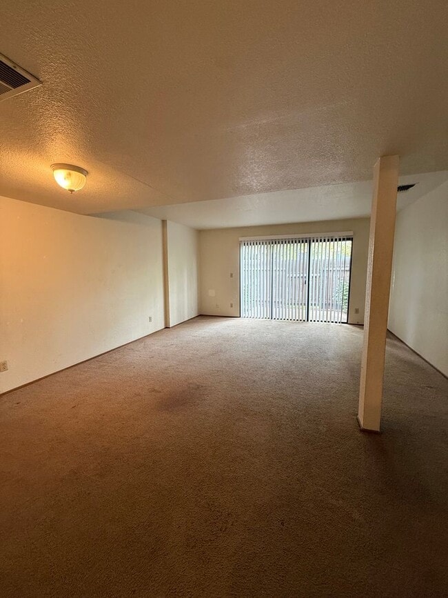 Building Photo - 870 Adams St