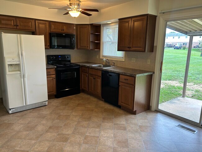 Cocina completa - 108 Oak Rd