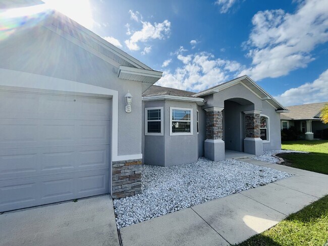 Foto del edificio - 3 Bedroom Single Family in South Lakeland ...