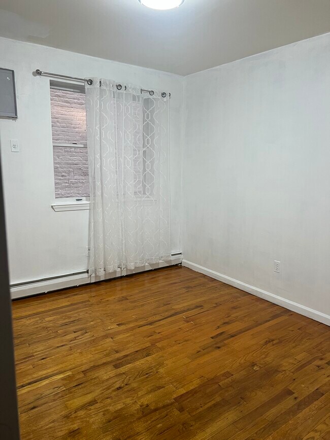 Dormitorio #1 - 1761 63rd St