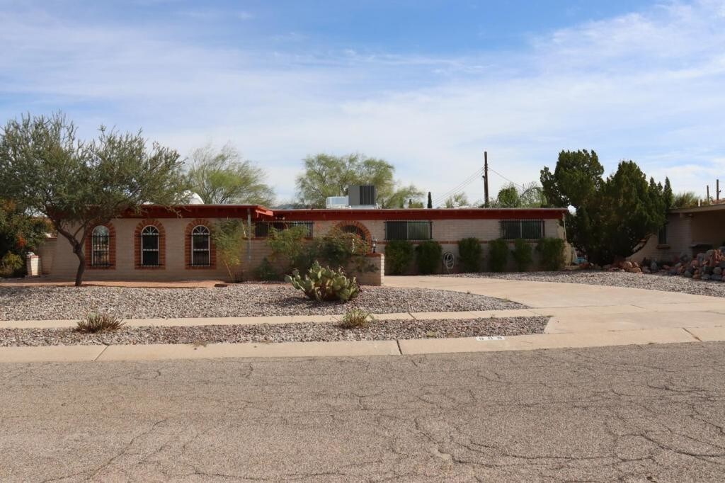 Primary Photo - 909 S Desert Steppes Dr