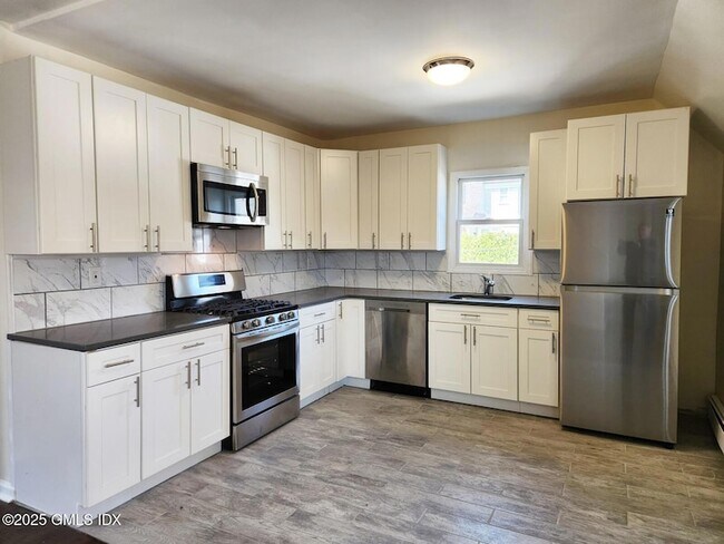 Foto del edificio - 30 Woodland Dr