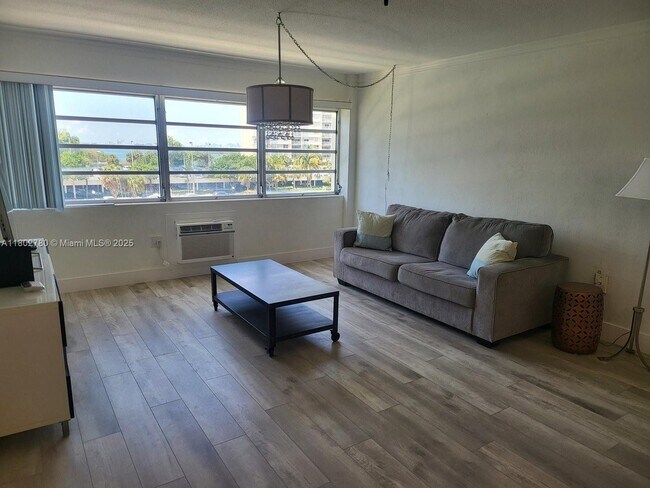 Foto del edificio - 220 Kings Point Dr