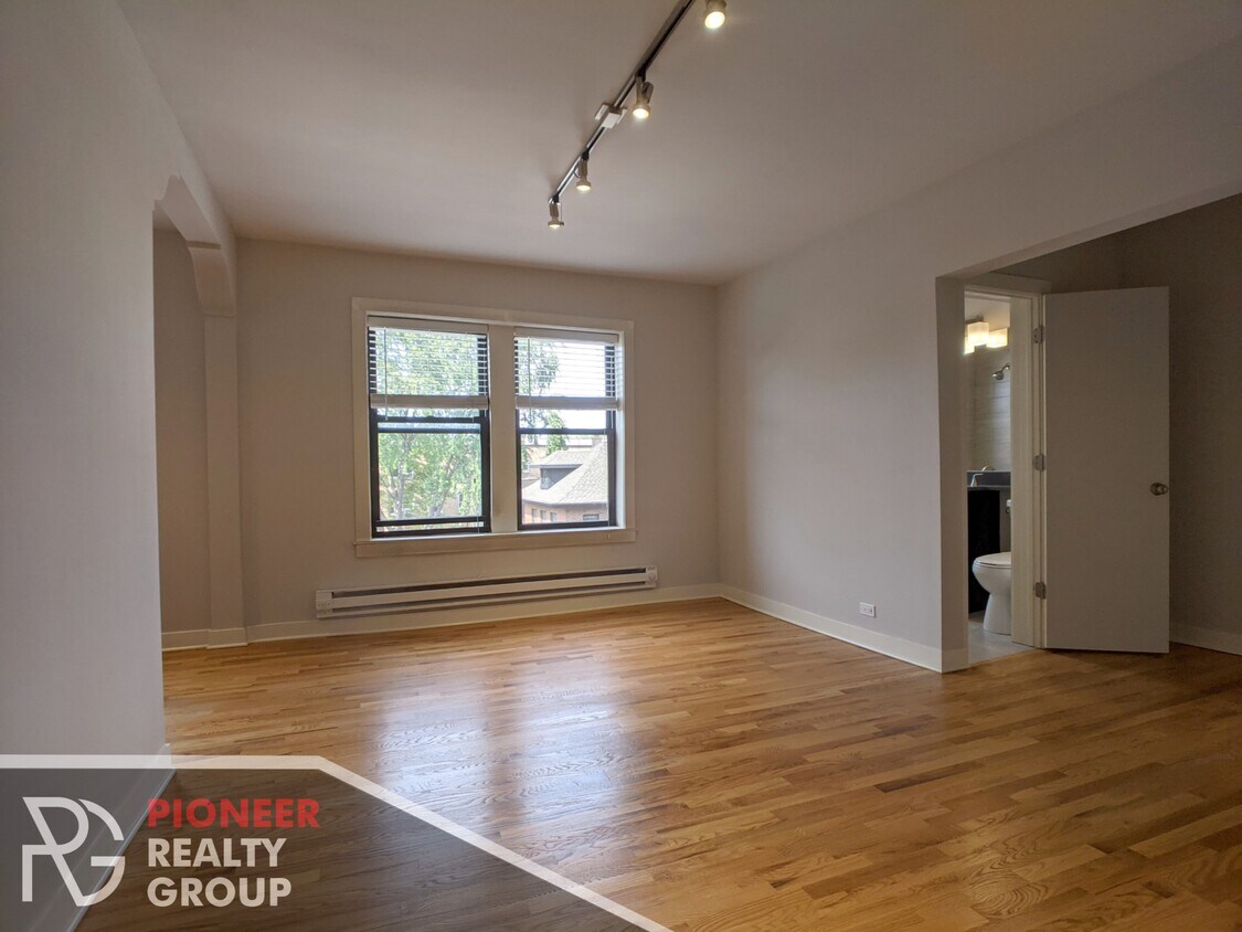 Foto principal - 2430 N Kedzie Blvd