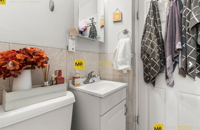 Building Photo - 175 River St