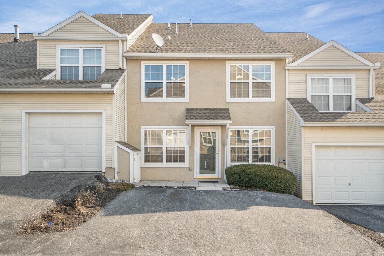 101 Courtyard Dr, Carlisle, PA 17013 Townhome Rentals in Carlisle PA