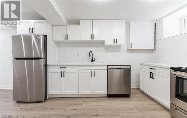Photo du bâtiment - 102 Gladstone Ave