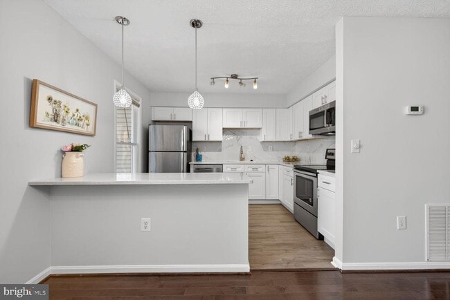 Building Photo - 805 Bayridge Dr
