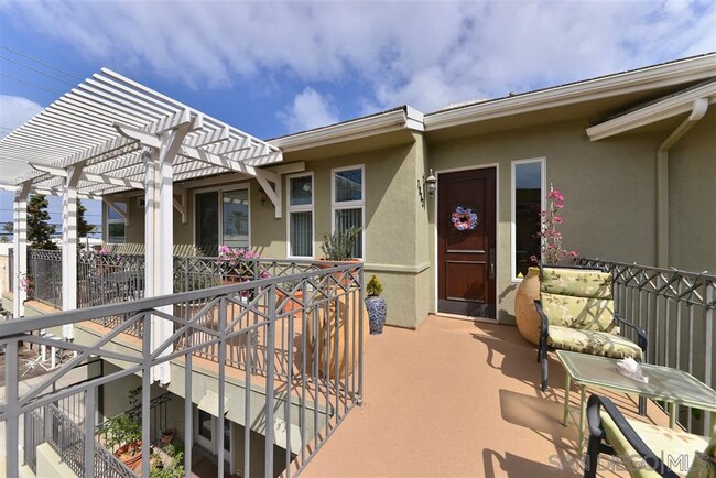 Building Photo - 7832 Ivanhoe Ave