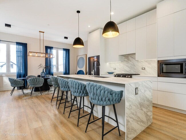 Foto del edificio - 4220 W Belmont Ave