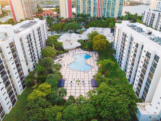 Foto del edificio - 17021 N Bay Rd