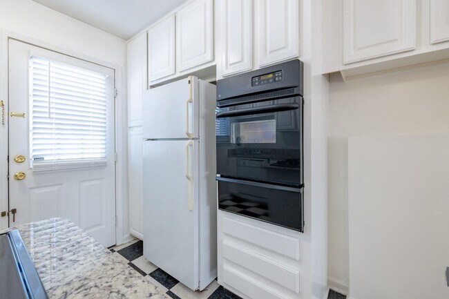 Foto del edificio - Peachtree Hills Court, 2-bedroom Atlanta a...