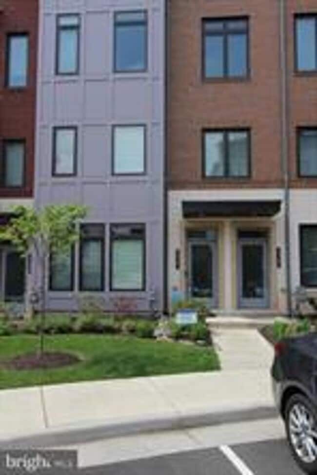 Stylish 1-car garage condo in the heart of... - Stylish 1-car garage condo in the heart of...