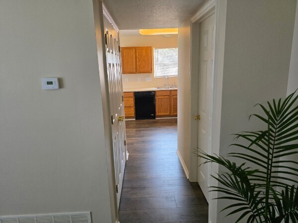 Foto del edificio - 736 Charlton Ct