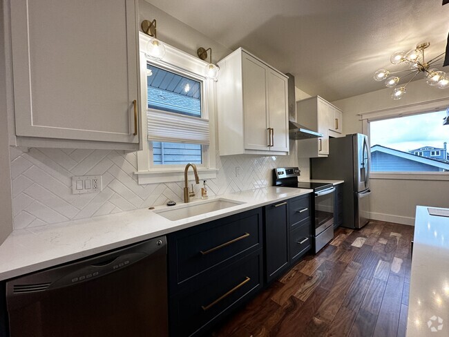 Building Photo - 723 N 80th St