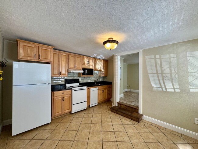 Building Photo - 519 13th St