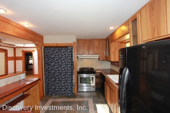 Building Photo - 6400 Pinehaven Rd