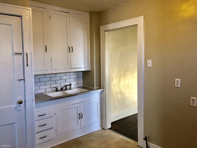 Building Photo - 1 br, 1 bath Duplex - 943 N Drexel Ave