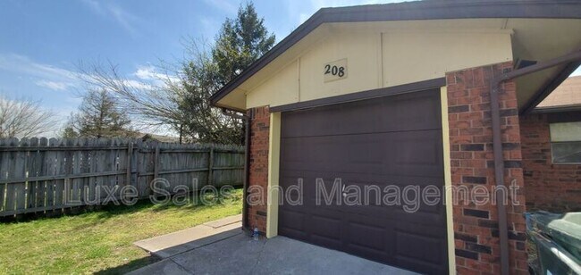 Building Photo - 208 Crystal Cir