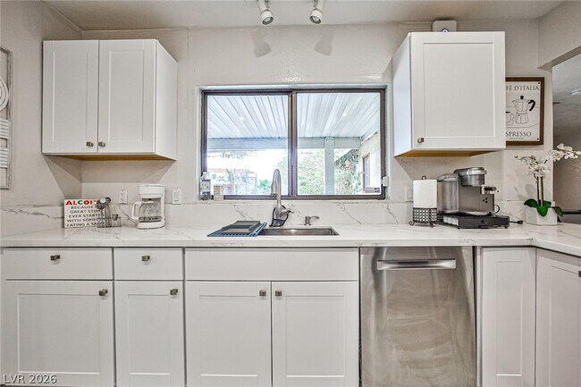 Building Photo - 1505 Hialeah Dr